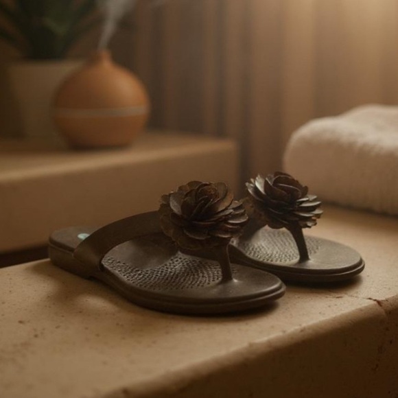 Oka B Shoes - Oka B Lucy Seashell Flower Flip Flop Sandals, size Small 5-6, brown